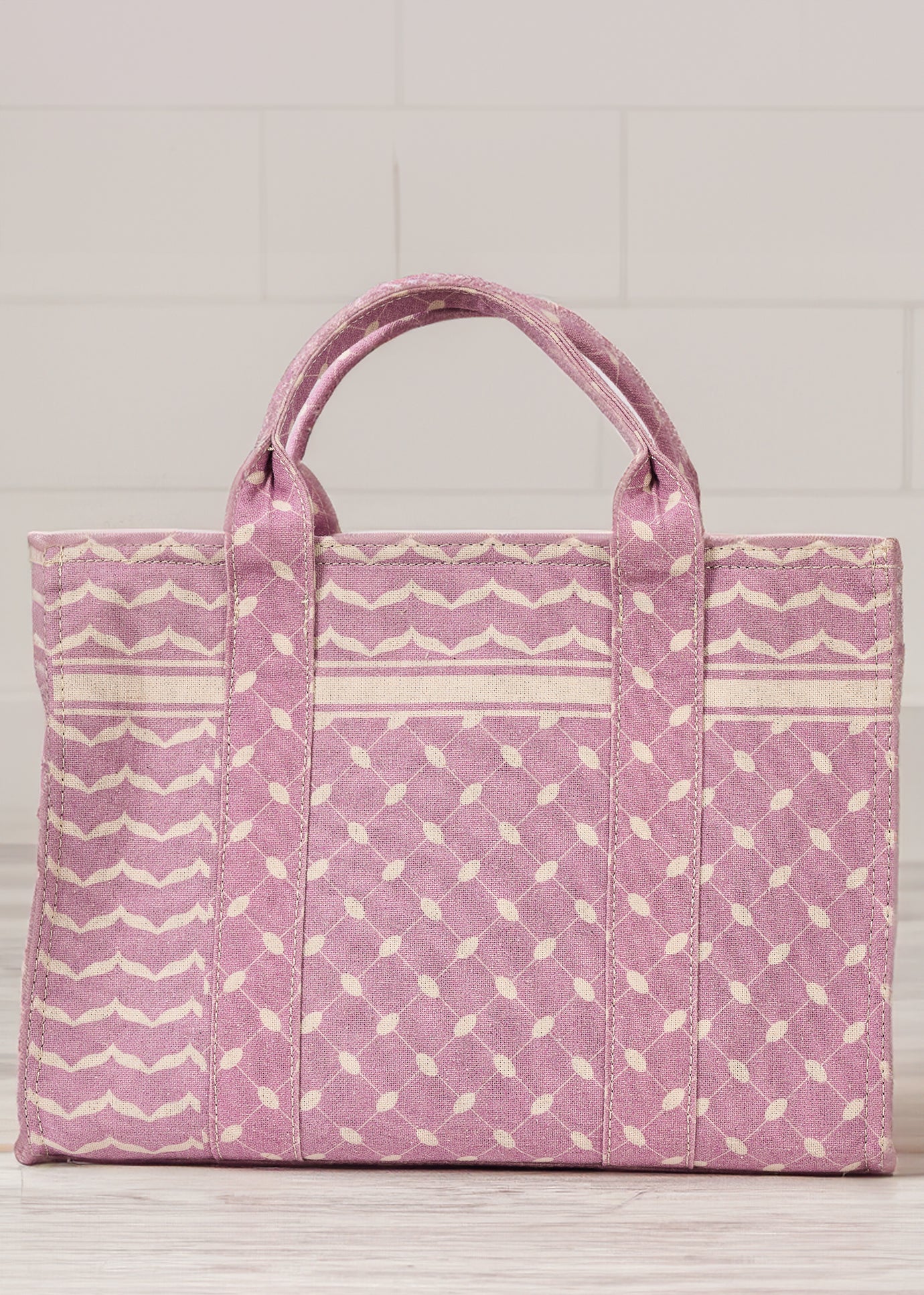 Zip closure of Mauve Keffiyeh Pattern Medium Tote