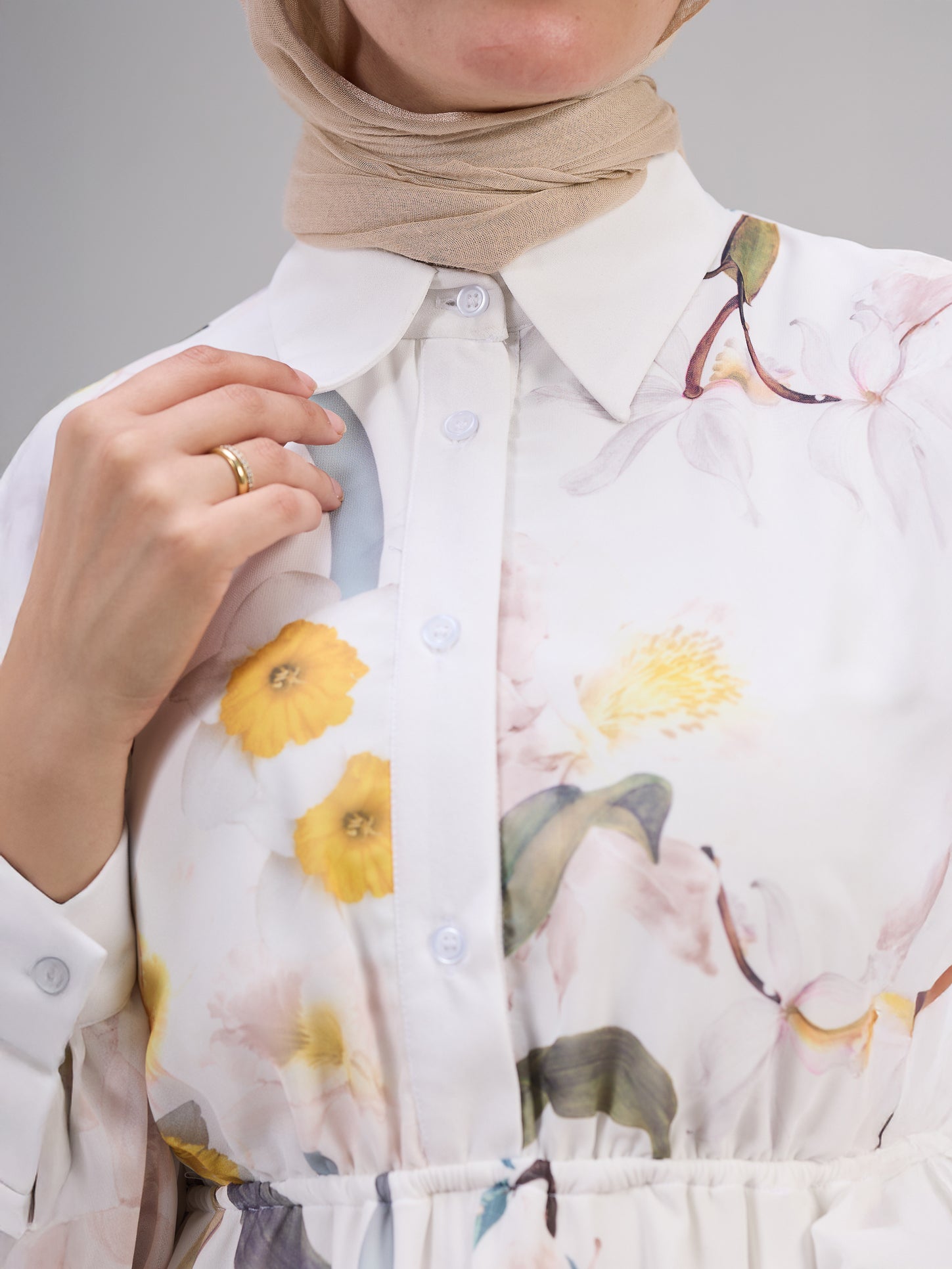 Cuff design on the full-length sleeves of the floral maxi dress