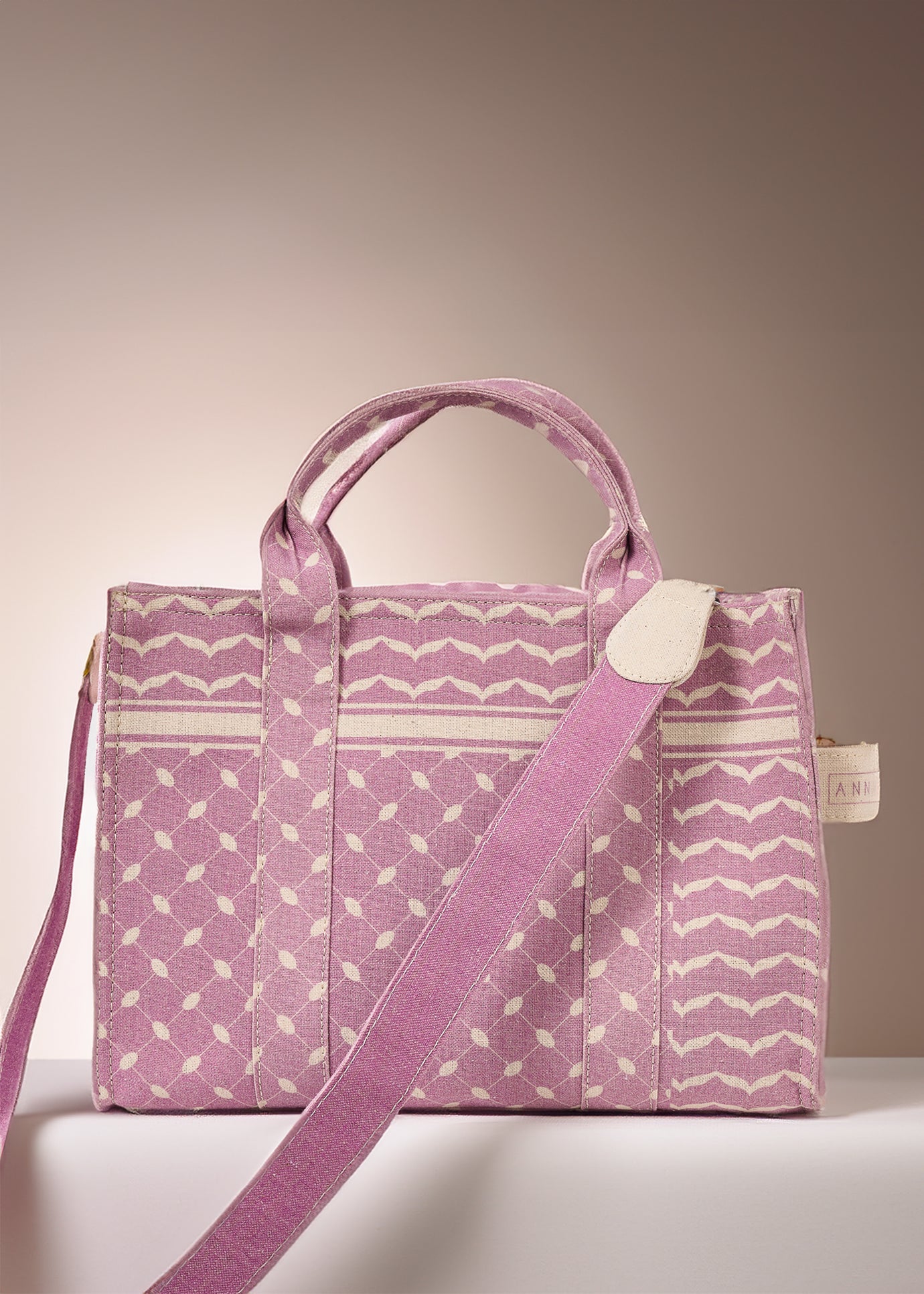 Mauve Keffiyeh Pattern Medium Tote carried by model