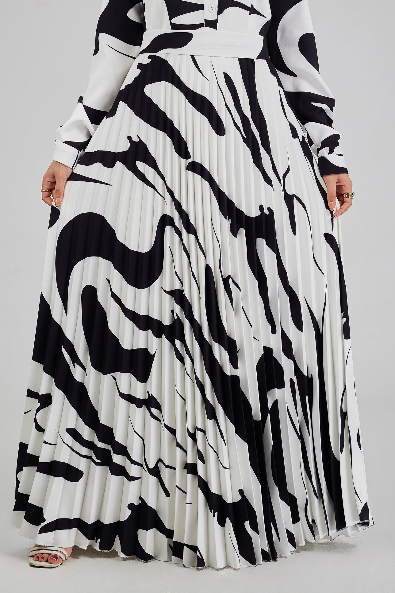 Button-up detail of Monochrome Brushstroke Print Pleated Maxi Dress