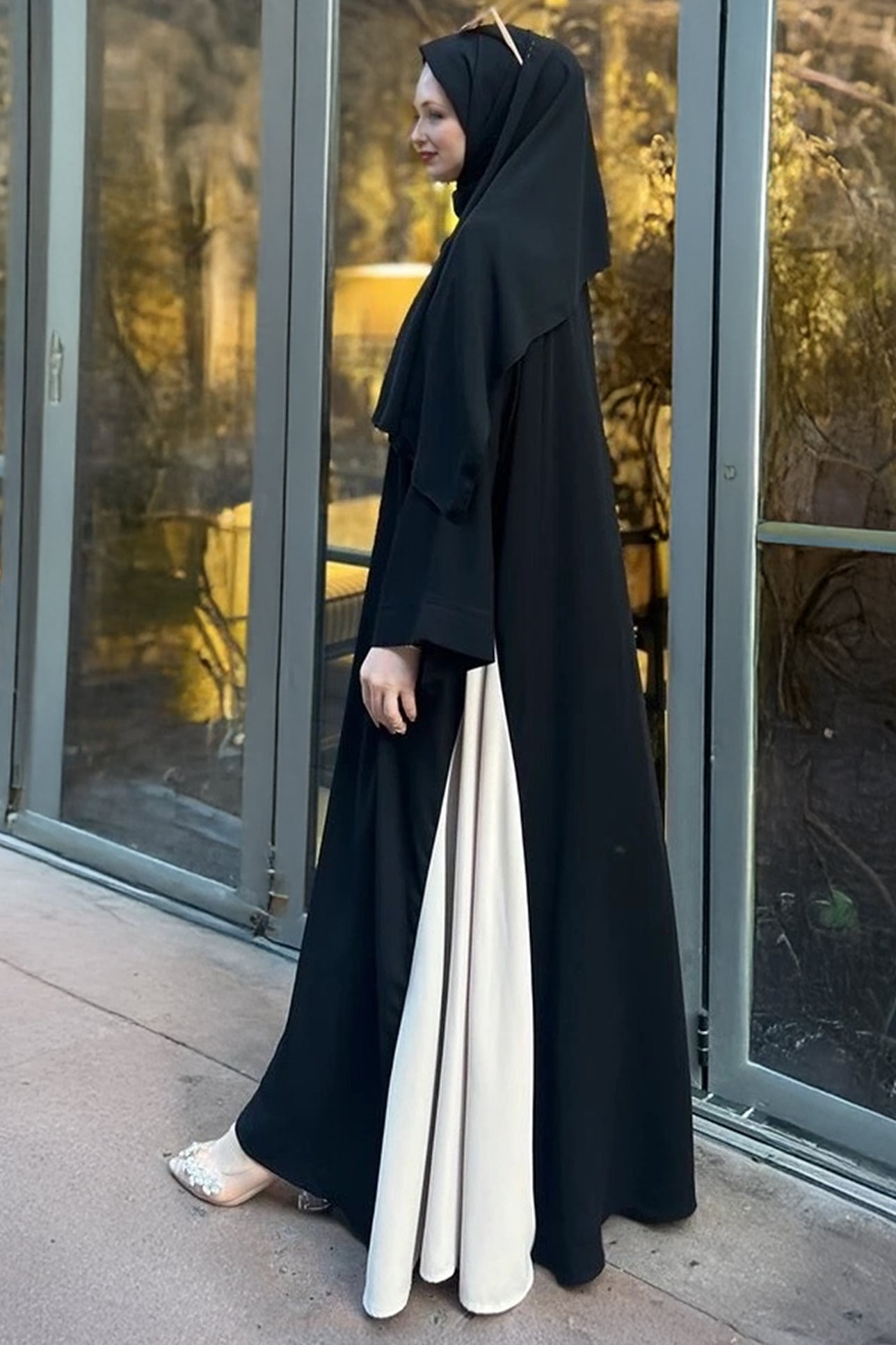 Side view of onyx-colored two-tone crepe Abaya