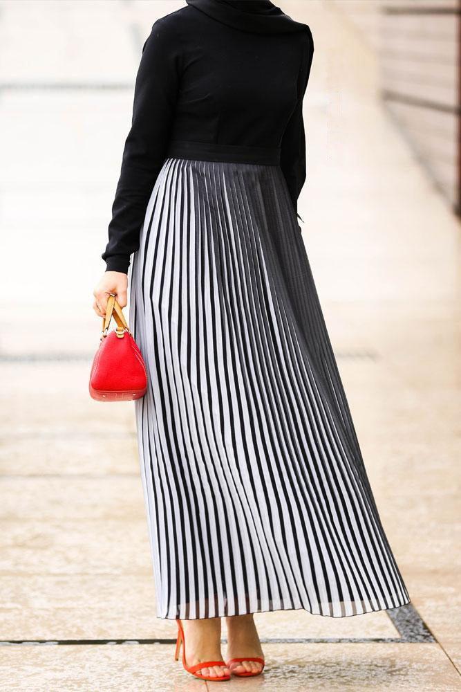 Detailed shot of the pleats on the Elegant Accordion Pleats Maxi Dress