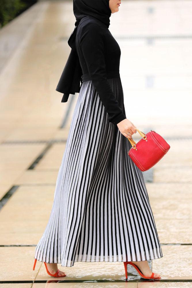 Close-up of the detachable belt on the Elegant Accordion Pleats Maxi Dress